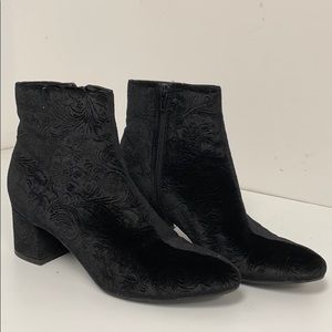UNISA Patterned black suede ankle booties